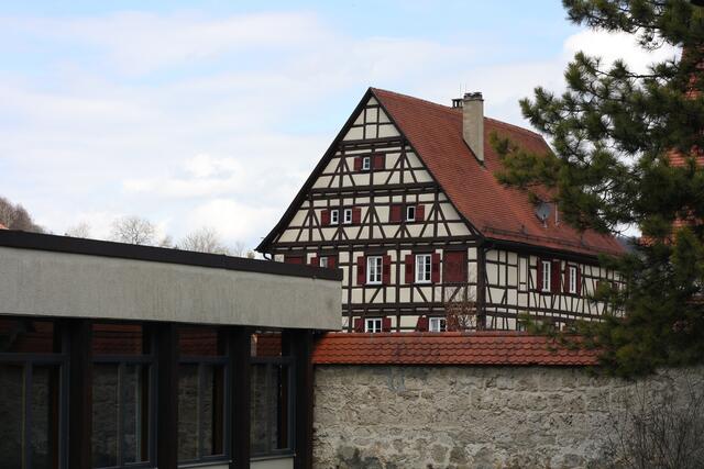 Pfarrhaus mit Teilen der alten Kirchhofmauer und dem Johann-Jakob-Rösch-Gemeindehaus im Vordergrund