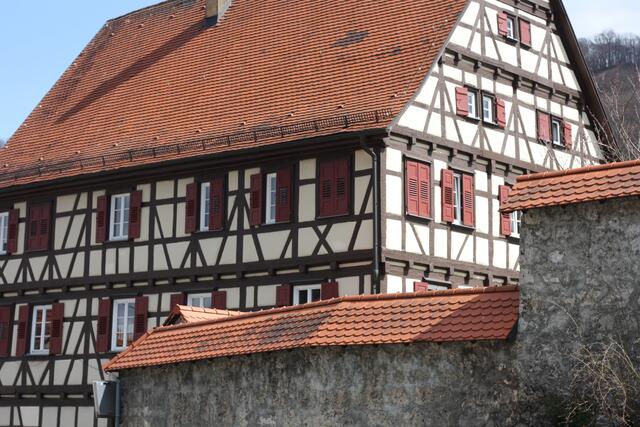 Pfarrhaus und Kirchhofmauer