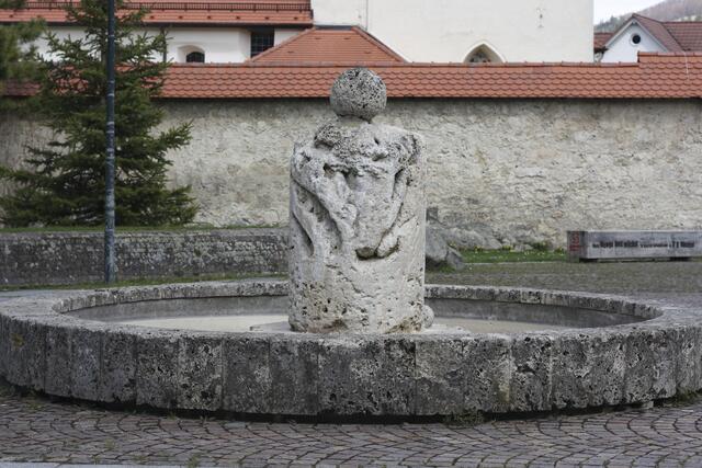 Tuffsteinbrunnen auf dem Rathausvorplatz