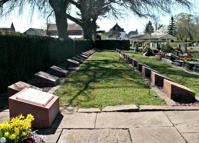 Die hier ruhenden 40 deutschen Soldaten wurden bei den Verteidigungskämpfen um Kirchhain am 29. März 1945 getötet.