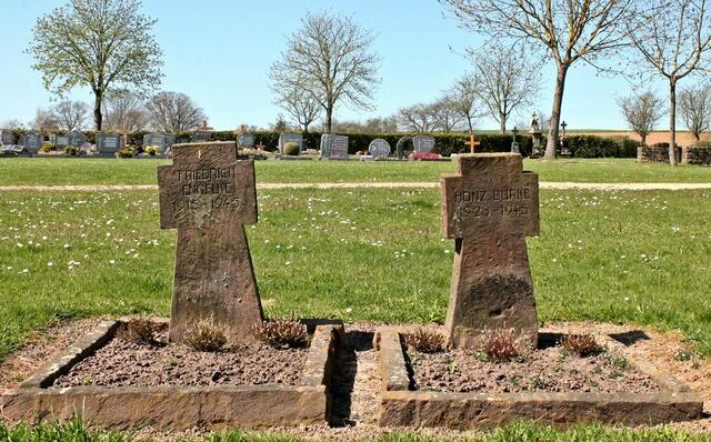 Zwei Soldatengräber auf dem Friedhof von Langenstein.