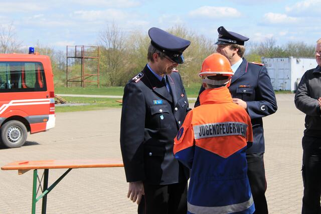 Stadtsicherheitsbeauftragter Kay-Uwe Klitzke übergab den Pokal an Mathis July, Mitglied der Jugendfeuerwehr Da-O-We (Dachtmissen, Otze, Weferlingsen)
