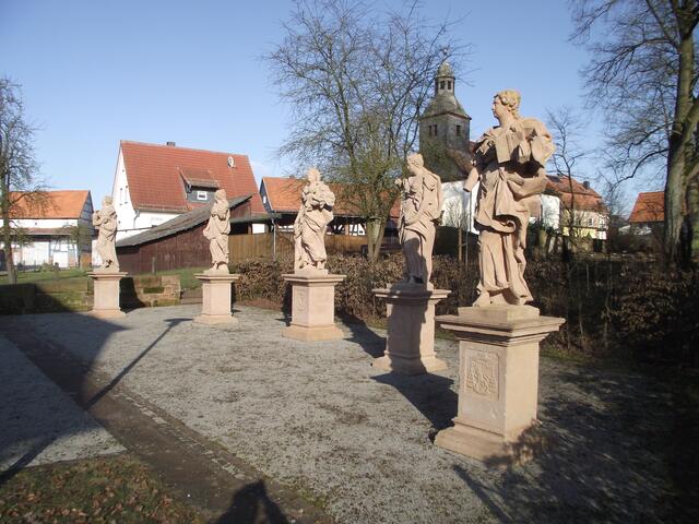 Die Wanderstrecke führt an den Barockfiguren "Fünf Tugenden" beim Gutshof der Familie von Knoblauch vorbei.