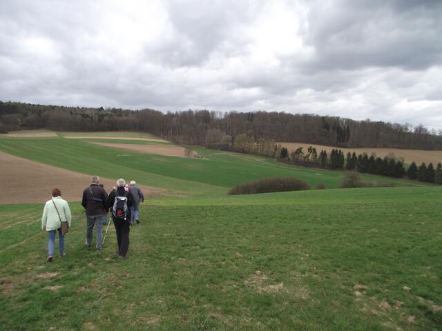 Wanderer beim abstieg zu den sagenumwobenen Göbelswiesen, wo eine furchterregende weiße Frau umgeht.
