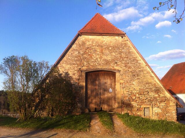 Diese alte Scheune wird heute noch landwirtschaftlich genutzt.