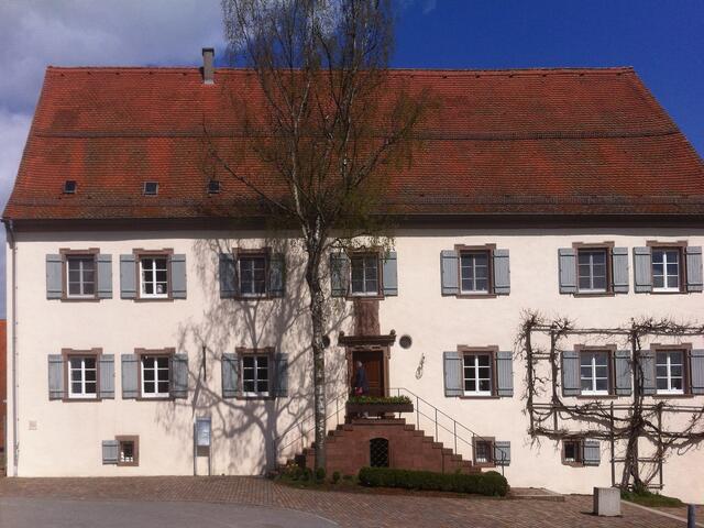 Das einstige „Herrenhaus“ im Frauenkloster beherbergt heute Verwaltungsbüros.