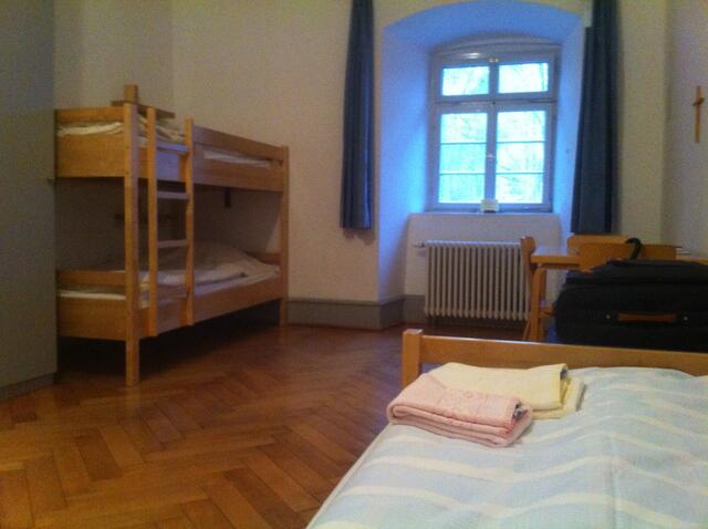 Sehr schlicht, aber sauber. In dem mir zugewiesenen „Einzelzimmer“ hätten locker auch noch meine beiden Söhne untergebracht werden können.