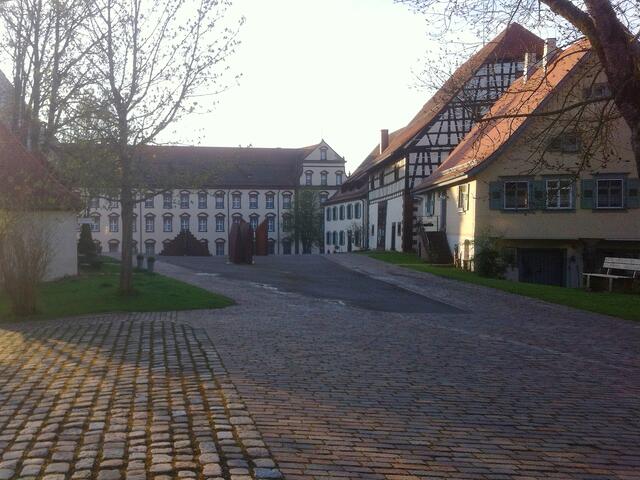 Rechts: Wohngebäude, große Scheune und die Klosterschenke