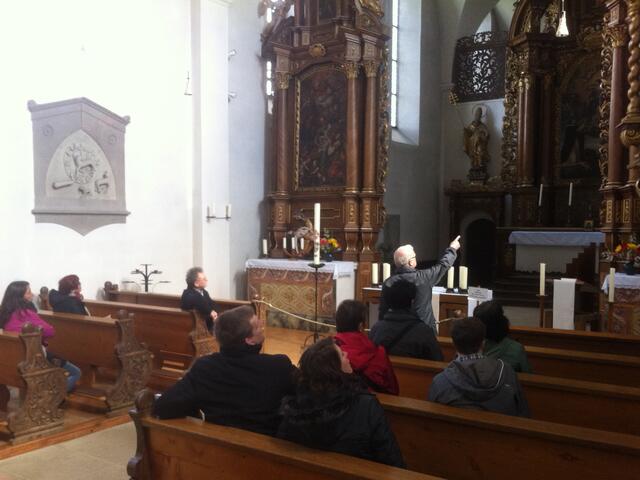 Eine Gruppe wird durch die Klosterkirche geführt.