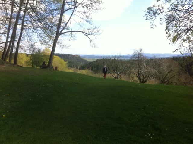 Hinterm Kloster weitet sich der Blick auf die Gebirgszüge der Schwäbischen Alb.
