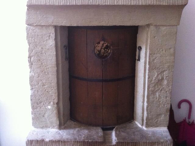 Dieses drehbare Fass mit Guckloch befindet sich am Eingang des Konventgebäudes. Damit konnten die Nonnen angelieferte Waren entgegennehmen.