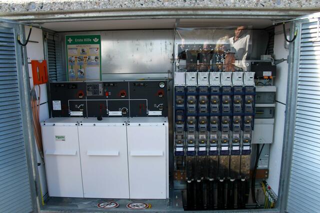Blick in eine Trafostation der Windkraftanlagen, wo die erzeugte Energie an das Netz der Energieversorger übergeben wird.