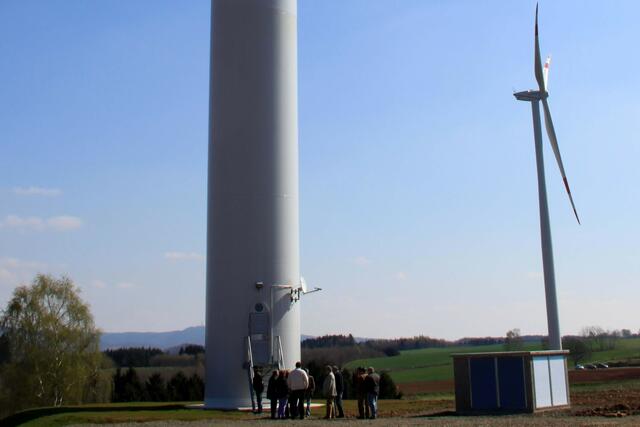 Die Besuchergruppe der BI Für Osterode vor einer der drei neuen Windkraftanlagen