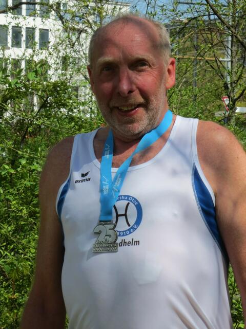 Glücklich nach dem Halbmarathon mit Medaille; Friedhelm Döbel vom SV Hertha Otze.