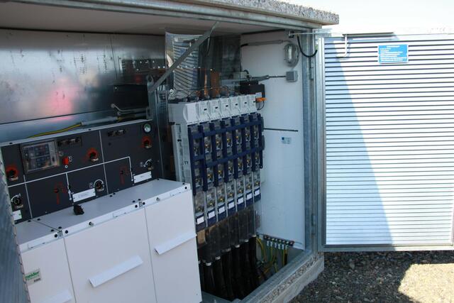 Blick in eine Trafostation der Windkraftanlagen, wo die erzeugte Energie an das Netz der Energieversorger übergeben wird.