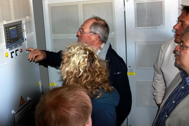 Auf einem Monitor lassen sich die Betriebszustände der Windkraftanlage ablesen.