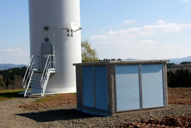 Eine der Trafostation der Windkraftanlagen, in der erzeugte Energie an das Netz der Energieversorger übergeben wird.