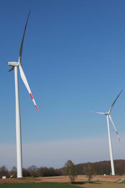 Blick zu zwei, der insgesamt drei Windkraftanlagen, die am 2.5.2015 erst offiziell eingeweiht werden.