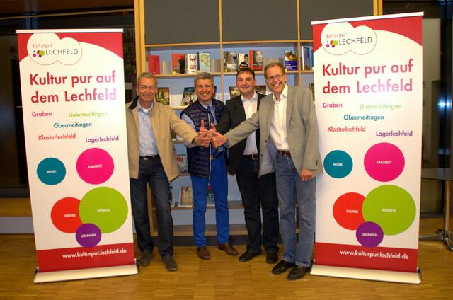 Über einen gemeinsamen kulturellen Internetauftritt  freuen sich die Bürgermeister der Lechfeldgemeinden (v.l.n.r.): 
Erwin Losert (Obermeitingen), Rudolf Schneider (Klosterlechfeld), Simon Schropp (Untermeitingen) und Andreas Scharf (Graben).