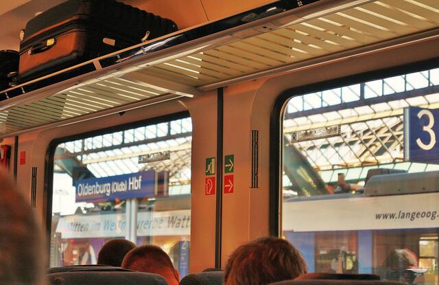 Halt in Oldenburg, zunächst auf unbestimmte Zeit (Durchsage), da ein Schiff die "Runde Brücker" gerammt hatte! Aber nach ca. 15 min ging dann doch schon weiter.