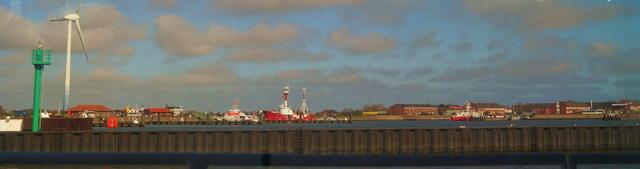 Über Reling und Pier in den Hafen