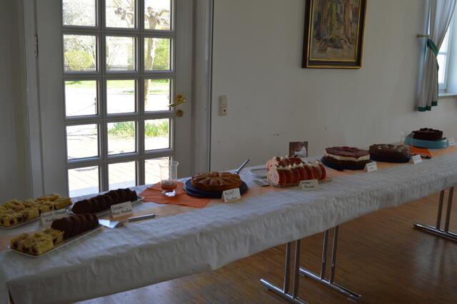 die selbstgebackenen Kuchen