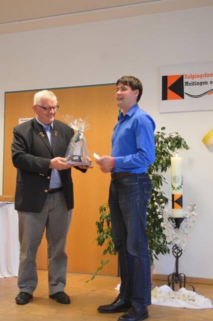 der erste Vorsitzende Christian Sibenhorn übergab zum Schluß ein kleines Präsent an Referent Karl Schneider