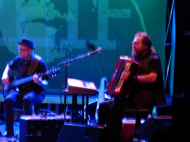 Berra Sarluis mit seinem Akkordeon, das passt zusammen. Ein genialer Musiker.