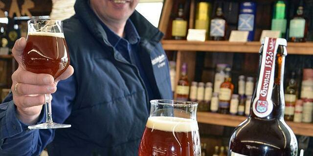 Gronau (mb) - Es war vor knapp 500 Jahren, als die Stadt Gronau für ihr neues Brauhaus an der Blanken Straße (dem heutigen Rathaus) einen Braumeister suchte. Drei Bewerber traten gegeneinander an und nach einer ungewöhnlichen Bierprobe auf dem Marktplatz im März des Jahres 1526 wurde das süffige Braunbier von Henning Thiele zum Sieger erklärt. Heute heißt es "Gronau 1526" . _ http://www.hildesheimer-allgemeine.de/news/article/gronau-braut-wieder-wie-damals.html | Foto: HiAZ_MB