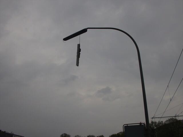 ...beschädigte Laterne für den Überweg...