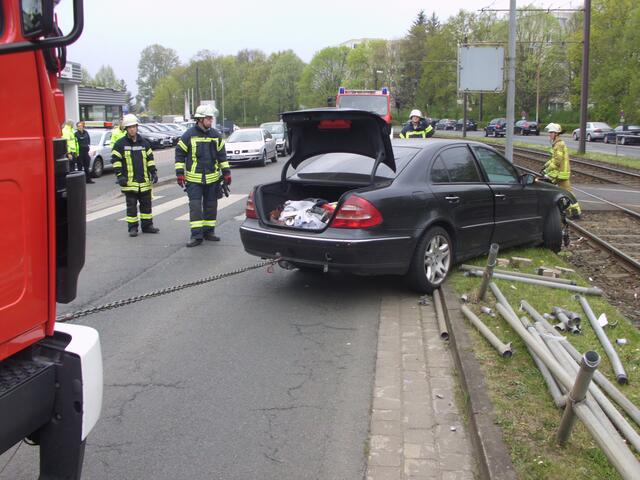 ...demolierte Geländer am Überweg...