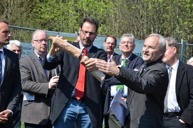 Prof. Sebastian Sommer (links) und Matthias Pfeil vom Landesamt für Denkmalpflege erläutern die Tonröhrentechnik (2014) | Foto: M. Deiler/HC-GdSt.-LL
