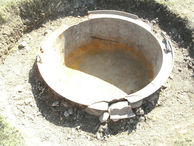 archäolog. Fundgrabung - angebl. ehemaliger Suppenküchentopf des Lagers (Grabung Apr.2015)