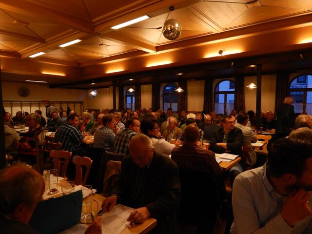 Der Saal ist gut besucht