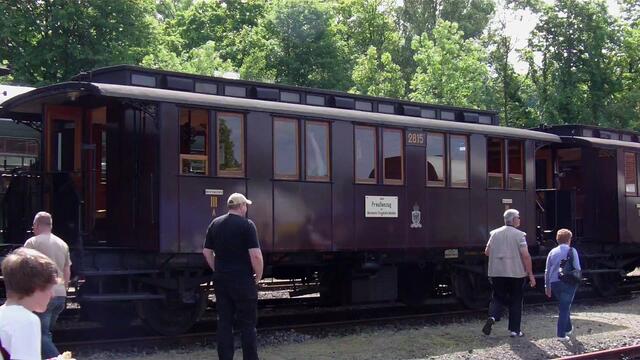 Einer der blankgeputzten Waggons des Preußenzuges der Museumseisenbahn Minden; es entsteht wieder ein Stück Lebensgefühl der Zeit zwischen 1890 und 1918.