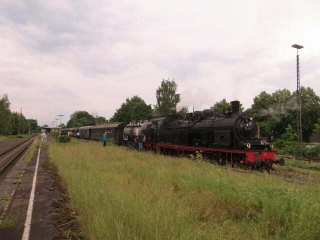 Aufenthalt der 78 468 mit Sonderzug in Rinteln am 25. Mai 2014, um Gäste die per Weserdampfer hierher kamen wieder aufzunehmen