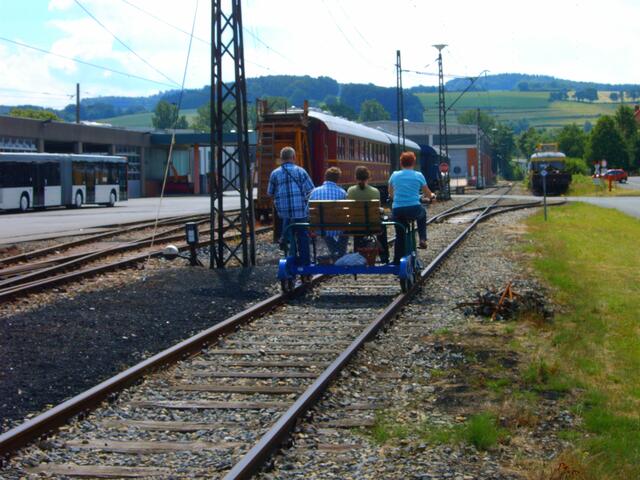 Extertalbahn: Bei der Draisinenfahrt durch Bösingfeld können auch historische Bahnfahrzeuge der Landeseisenbahn Lippe betrachtet werden