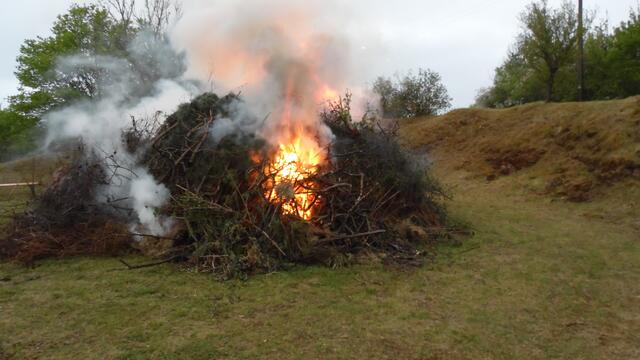 Ein schöner verregneter Abend - Maifeuer in Krawinkel 2015 !