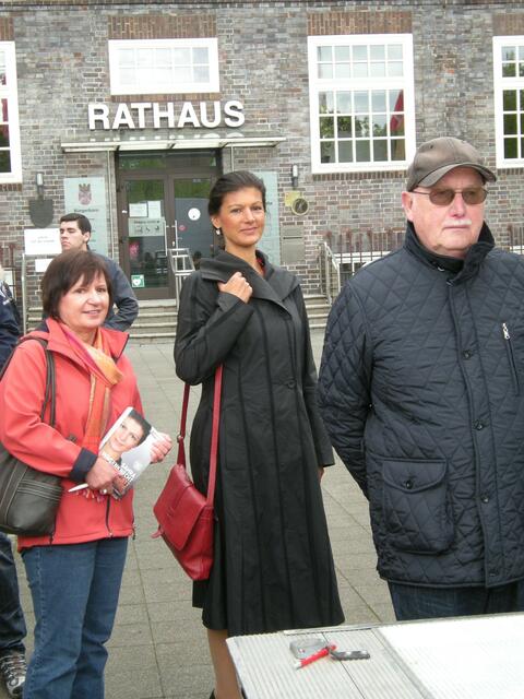 Frau Wagenknecht vor ihrer Rede.
