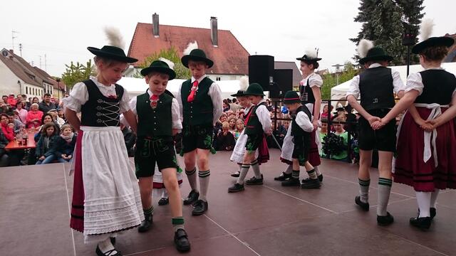 die Jugend des Trachtenvereins ..