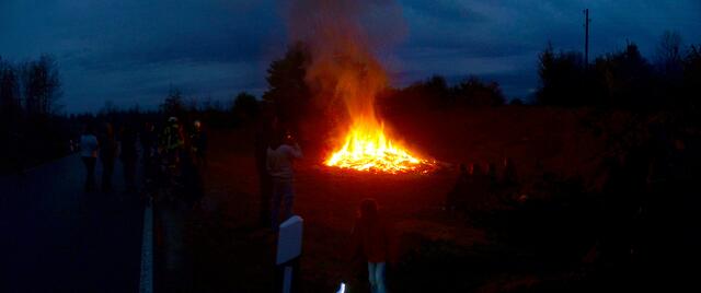 Panoramabild - Ein schöner verregneter Abend - Maifeuer in Krawinkel 2015 !!