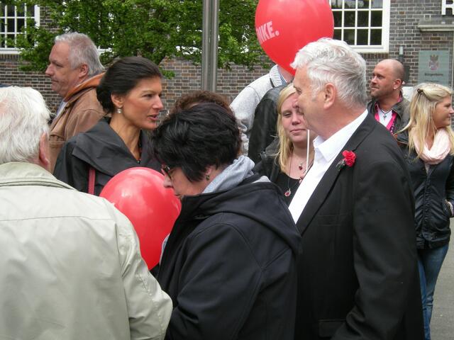 Pastor HG. Weis spricht mit der Hauptrednerin.
