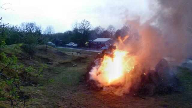 Ein schöner verregneter Abend - Maifeuer in Krawinkel 2015 !