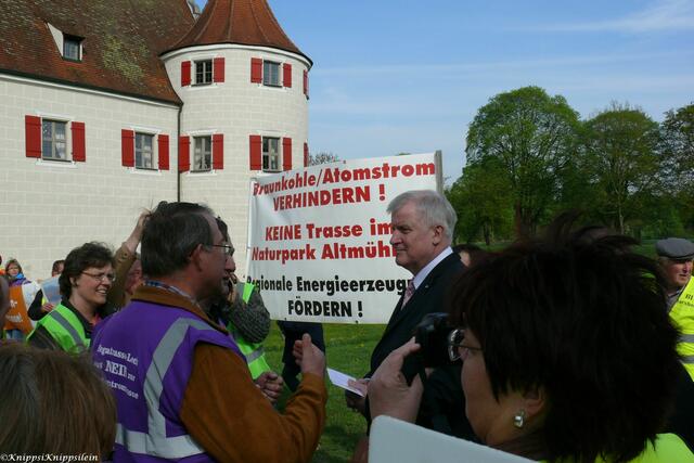 Werner Roßkopf, Martin Stegmair und Michaele Hermann übergaben Herrn Seehofer den offenen Brief.
