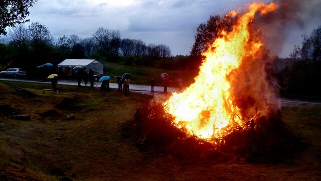 Ein schöner verregneter Abend - Maifeuer in Krawinkel 2015 !