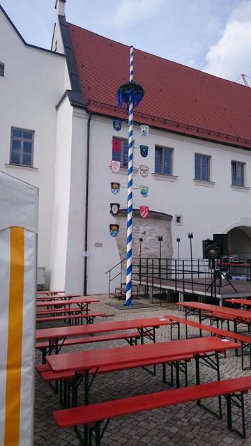der Maibaum mit seinen 12 alten Bildtafeln