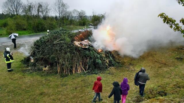 Ein schöner verregneter Abend - Maifeuer in Krawinkel 2015 !