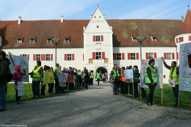 Auf dem Weg ins Jagtschloss Grünau, säumten Demonstranten Horst Seehofer den Weg...