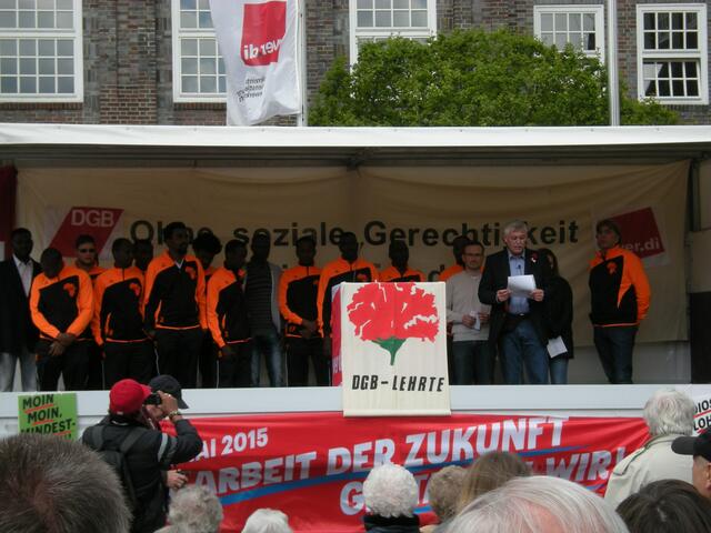 Na ja, 5. Jahre sind sie geduldet und dürfen nicht arbeiten.