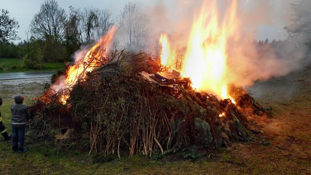 Ein schöner verregneter Abend - Maifeuer in Krawinkel 2015 !